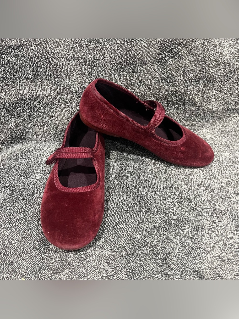 Cienta Velvet Mary Janes in Burgundy little kid size 34 (US size 3)